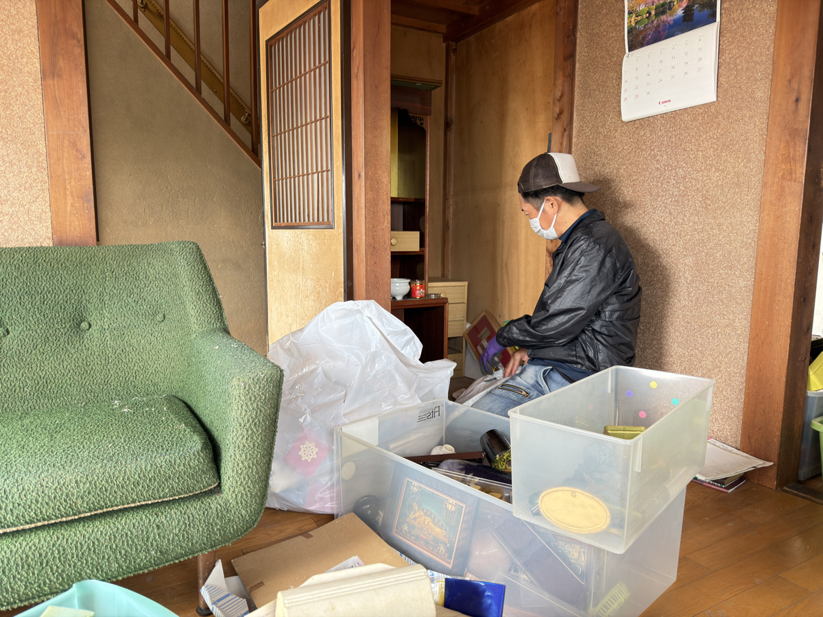 小田原市 遺品整理 手作業での分別風景