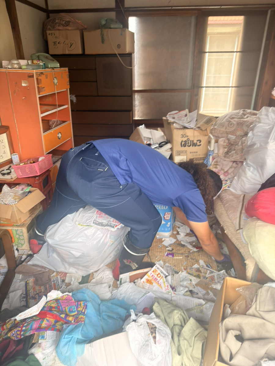 ゴミ屋敷片付け作業風景1